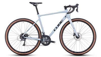 Cube Nuroad gravelfiets in wit met een blauwachtige glans.