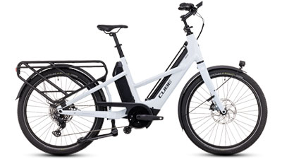 Je ziet een witte Cube Longtail Hybride bakfiets.