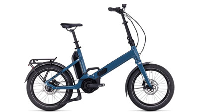 Je ziet hier een blauwe Cube Fold Hybrid e-bike.