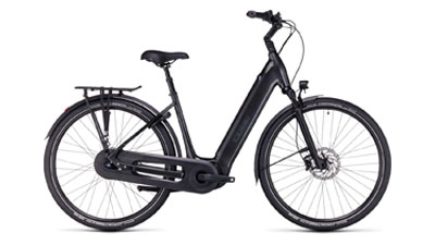 Te zien is een zwarte Cube Supreme Hybrid Pro e-bike met een lage instap frame.