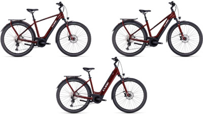 Er zijn drie donkerrode Cube Touring Hybrid ONE e-bikes te zien, elk met een diamantframe, een trapezframe en een lage instap frame.