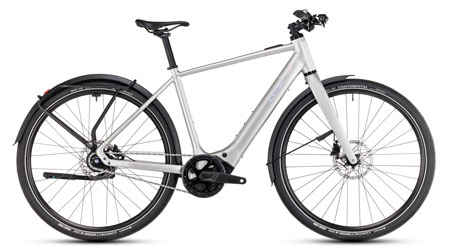 Je ziet een zilveren Cube Editor Hybrid Pro e-bike.