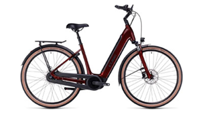 Te zien is een donkerrode Cube Supreme Hybrid Pro e-bike met een lage instap frame.