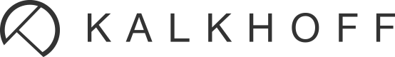 Te zien is het logo van het merk Kalkhoff met zwarte belettering in duidelijke, smalle hoofdletters, naast een gestileerd cirkelvormig symbool met een “K” in het midden.