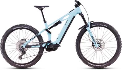 Te zien is een lichtblauwe Cube Stereo Hybrid ONE77 HPC Race e-bike.