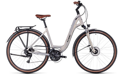 Cube Touring trekkingfiets met lang instap in zilver.