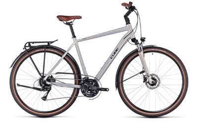 Cube Touring trekkingfiets met diamantframe in zilver.