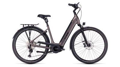 Te zien is een bruine Cube Supreme Hybrid EXC e-bike met een lage instap frame.