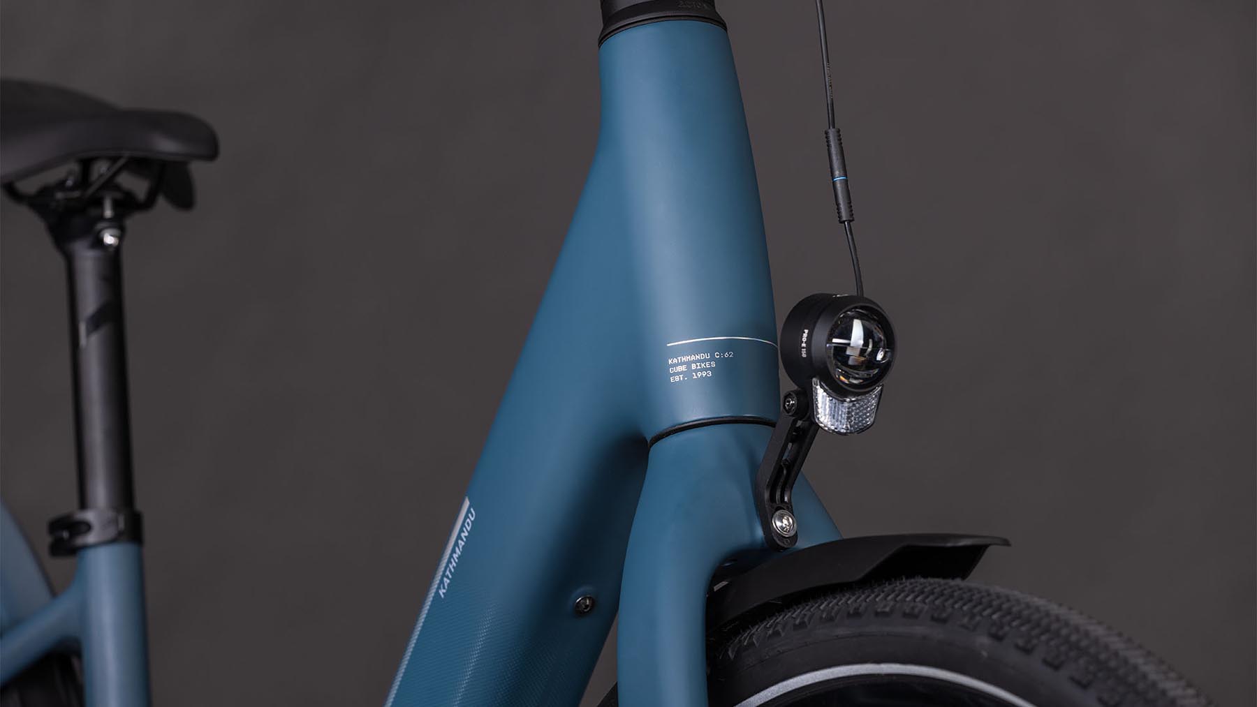 112901E-Cube-Kathmandu-Hybrid-C-62-Pro-400X-spectralblue-n-prism-2026-EBike-Trekkingrad-Tiefeinsteiger-05