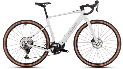 Je ziet hier een witte Cube Nuroad Hybrid Race e-bike.