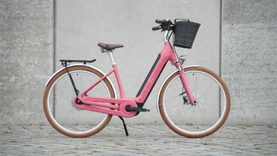 Je ziet hier een roze Cube Ella Hybrid e-bike.