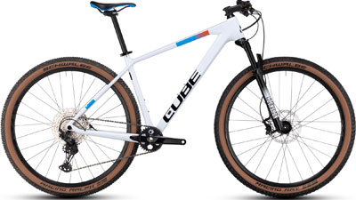 Cube Reaction C:62 Pro hardtail mountainbike in wit met blauwe en oranje details.