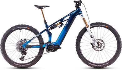 Je ziet hier een blauwe Cube Stereo Hybrid ONE77 HPC TM e-bike met witte details en gouden schokdempers.