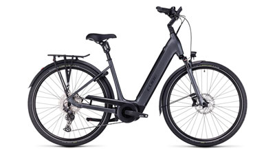 Te zien is een grijze Cube Supreme Hybrid EXC e-bike met een lage instap frame.