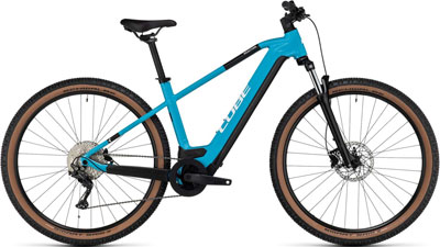 Je ziet een blauwe Cube Reaction Hybrid fiets.