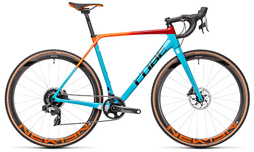 Cube cyclocross racefiets in turquoise met rode en oranje bovenbuis.
