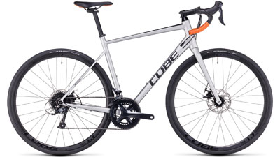Cube Attain Pro racefiets in zilver met oranje dropbar handvat.