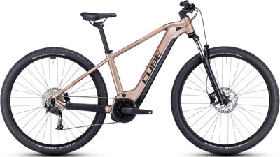 Je ziet hier een roségouden Cube Reaction Hybrid fiets.