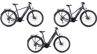 Er zijn drie grijze Cube Touring Hybrid ONE e-bikes te zien, elk met een diamantframe, een trapezframe en een lage instap frame.