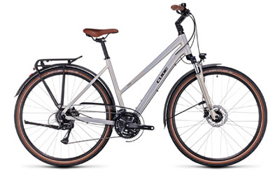 Cube Touring trekkingfiets met trapeziumvormig frame in zilver.