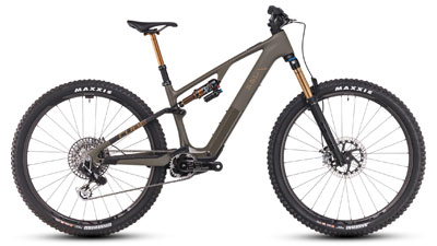 Je ziet een bruine Cube AMS Hybrid fiets met gouden schokdempers.