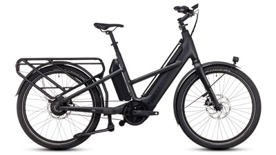 Je ziet een zwarte Cube Longtail Hybride bakfiets.