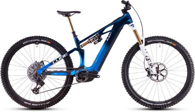 Je ziet hier een blauwe Cube Stereo Hybrid ONE44 HPC AT e-bike met witte details.