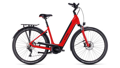 Te zien is een rode Cube Supreme Hybrid EXC e-bike met lage instap frame.