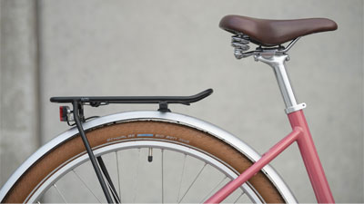 Hier zie je een close-up van de bagagedrager en het zadel van een Cube Ella Hybrid e-bike.