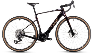 Je ziet hier een donkerrode Cube Nuroad Hybrid SLT e-bike.