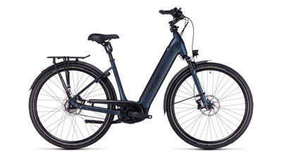 Te zien is een donkerblauwe Cube Supreme Hybrid EXC e-bike met een lage instap frame.