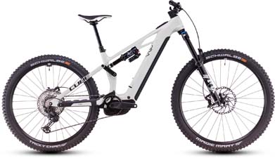 Te zien is een witte Cube Stereo Hybrid ONE77 HPC Race e-bike.
