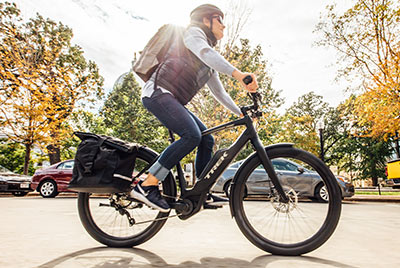 Een man rijdt over een weg op een zwarte Trek-fiets.