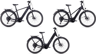Er zijn drie zwarte Cube Touring Hybrid ONE e-bikes te zien, elk met een diamantframe, een trapezframe en een lage instap frame.