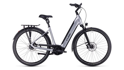 Te zien is een zilveren Cube Supreme Hybrid EXC e-bike met een lage instap frame.