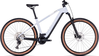 Je ziet een witte Cube Reaction Hybrid fiets.
