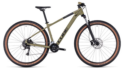 Cube Aim Race hardtail mountainbike in glanzend olijfgroen.