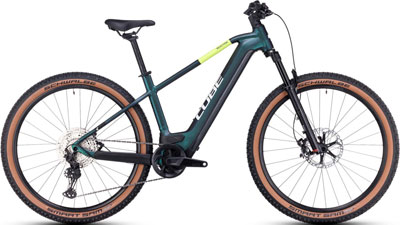 Je ziet een donkergroene Cube Reaction Hybrid fiets met neongeel gekleurde details.