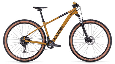 Cube Aim EXC hardtail mountainbike in mosterdkleur.