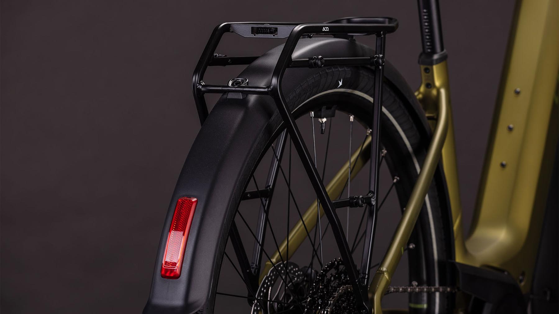 111212E-Cube-Touring-Hybrid-Pro-800-goldenlime-n-black-2026-EBike-Trekkingrad-Tiefeinsteiger-03