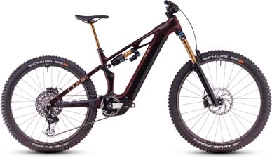 Je ziet een donkerrode Cube Stereo Hybrid ONE77 HPC SLT e-bike met gouden schokdempers.