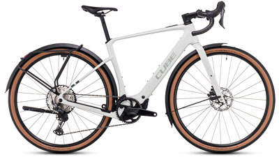 Je ziet hier een witte Cube Nuroad Hybrid Race FE e-bike.