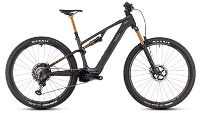 Je ziet een zwarte Cube AMS Hybrid fiets met gouden schokdempers.