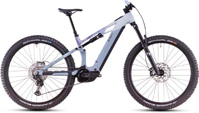 Je ziet hier een grijze Cube Stereo Hybrid ONE44 EXC e-bike met blauwe details.