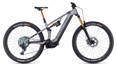Je ziet hier een grijze Cube Stereo Hybrid ONE44 HPC SLX e-bike met gouden schokdempers.