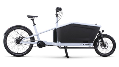 Te zien is een witte Cube Cargo Hybrid bakfiets.