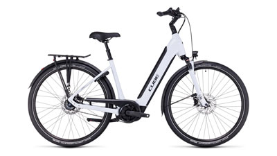 Te zien is een witte Cube Supreme Hybrid EXC e-bike met een lage instap frame.